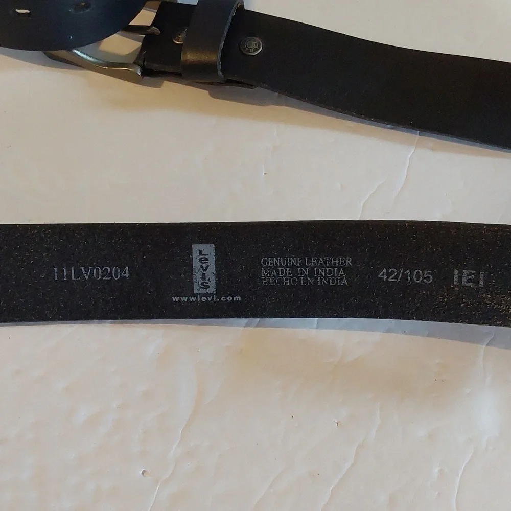 Levi's| Mens Black Premium Leather Belt Silver Buckle Dress Neutral Sz.42
